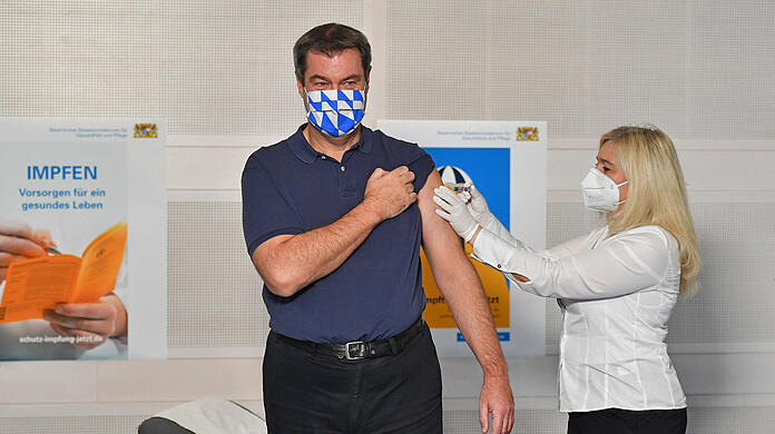 Ministerpräsident Markus Söder (CSU) lässt sich von der damaligen bayerischen  Gesundheitsministerin und Ärztin Melanie Huml gegen Grippe impfen.