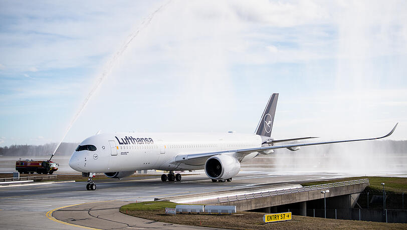 Der Airbus A350-900 wird nach seiner Landung nach dem längsten Nonstopflug in der Geschichte der Lufthansa auf dem Flughafen in München von der Flughafenfeuerwehr getauft. Der Airbus A350-900 wird nach seiner Landung nach dem längsten Nonstopflug in der Geschichte der Lufthansa auf dem Flughafen in München von der Flughafenfeuerwehr getauft.