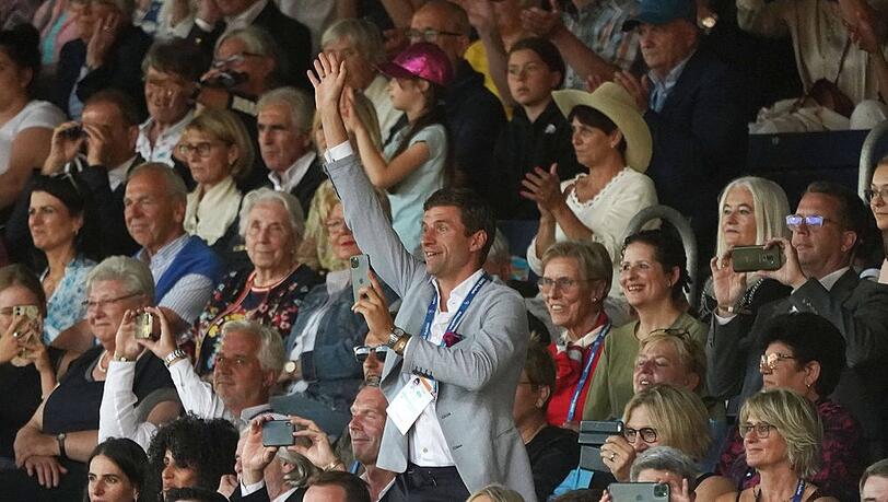 Fußball-Star Thomas Müller bejubelt seine Frau Lisa beim Pferdesport-Turnier in Aachen. Fußball-Star Thomas Müller bejubelt seine Frau Lisa beim Pferdesport-Turnier in Aachen.