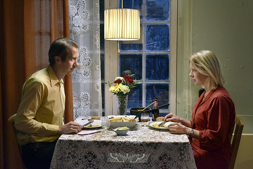Dinner-Date: Holappa(Jussi Vatanen) und Ansa(Alma Pöysti).