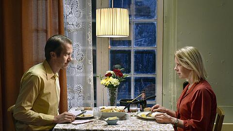 Dinner-Date: Holappa(Jussi Vatanen) und Ansa(Alma Pöysti).