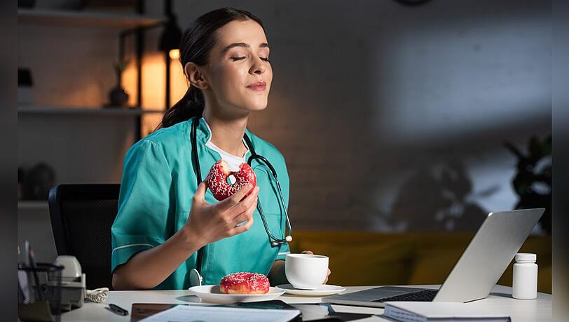 In der Nachtschicht greifen viele zu schnellen, aber ungesunden Snacks.