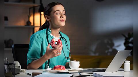 In der Nachtschicht greifen viele zu schnellen, aber ungesunden Snacks.