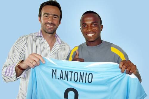 Sportdirektor Miki Stevic mit dem Neulöwen Marcos Antonio.