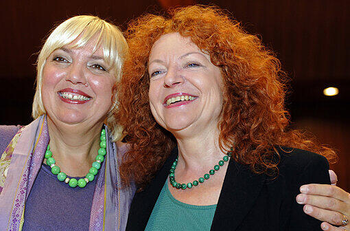 Claudia Roth und Margarete Bause blicken zuversichtlich dem Wahlkampf entgegen. Die Landesdelegiertenkonferenz in Rosenheim findet noch bis Sonntag statt.