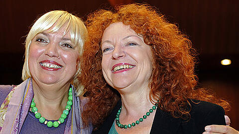 Claudia Roth und Margarete Bause blicken zuversichtlich dem Wahlkampf entgegen. Die Landesdelegiertenkonferenz in Rosenheim findet noch bis Sonntag statt.