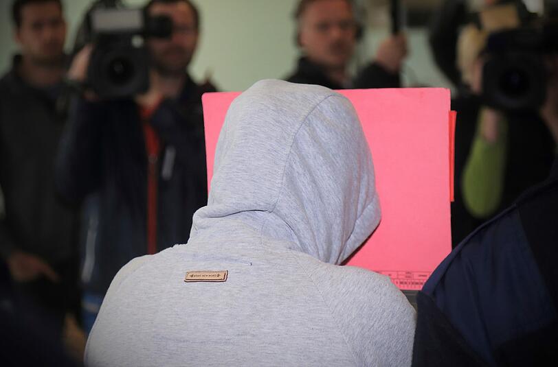 Weil sie ihre leibliche Tochter sowie ihre minderjährige Schwester Männern gegen Geld für sexuelle Handlungen überlassen haben soll, steht die 35 Jahre alte Angeklagte Ines H. vor Gericht.