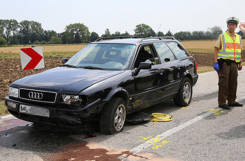 In der Nähe von Ampfing ist am Sonntag ein junger Motorradfahrer nach einem Sturz auf die Gegenfahrban gerutscht und wurde dort von einem PKW überfahren.