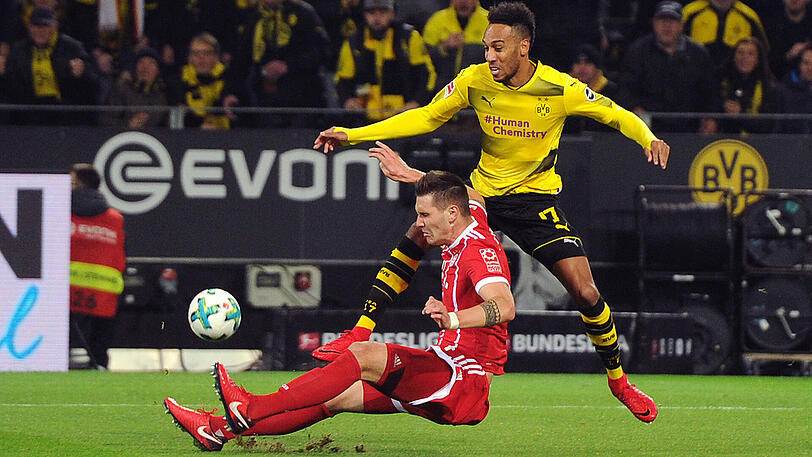 4. November 2017, Bundesliga: Die Bayern triumphieren im Auswärtsspiel in Dortmund mit ihrem neuen Trainer Jupp Heynckes mit 3:1. Robben, Lewandowski und Alaba treffen für die Münchner, Bartra für den BVB. Hier grätscht Niklas Süle den Dortmunder Torjäger Pierre-Emerick Aubameyang ab.