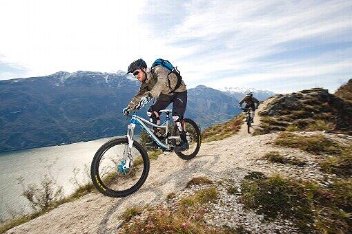 Bei Touren im exponierten Gelände sind funktionelle Bekleidung und potente Bikes Pflicht. Hier im Test das Alutech Fanes Enduro.