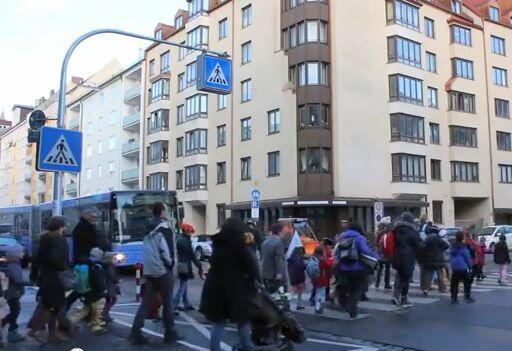 Kein Durchkommen: Eine Menschentraube überquert minutenlang die Welfenstraße. Sehen Sie sich das ganze Video unten an.