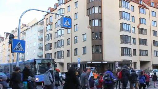 Kein Durchkommen: Eine Menschentraube überquert minutenlang die Welfenstraße. Sehen Sie sich das ganze Video unten an. Kein Durchkommen: Eine Menschentraube überquert minutenlang die Welfenstraße. Sehen Sie sich das ganze Video unten an.