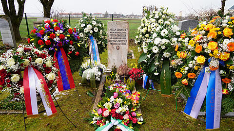 Das Grab auf dem Unterhachinger Friedhof: Peter Grosser fand seine letzte Ruhe neben seiner Familie.