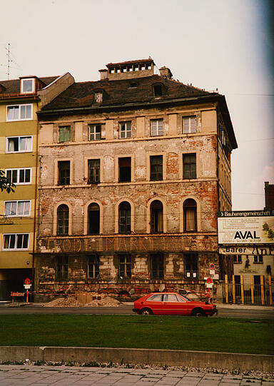 Bis Herbst 1984 ein vertrauter Anblick: der Trödelmarkt im Anwesen Barer Straße 34.