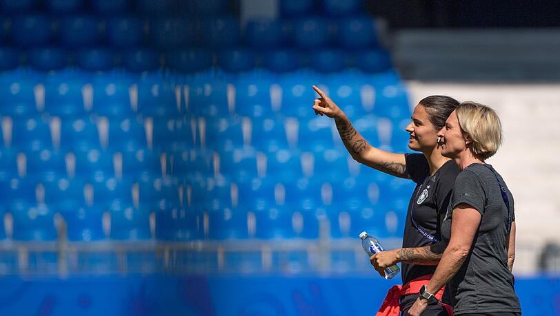 Trainerin der deutschen Frauen-Nationalmannschaft Martina Voss-Tecklenburg und Dzsenifer Marozsan lachen vor dem Spiel im Stadion.