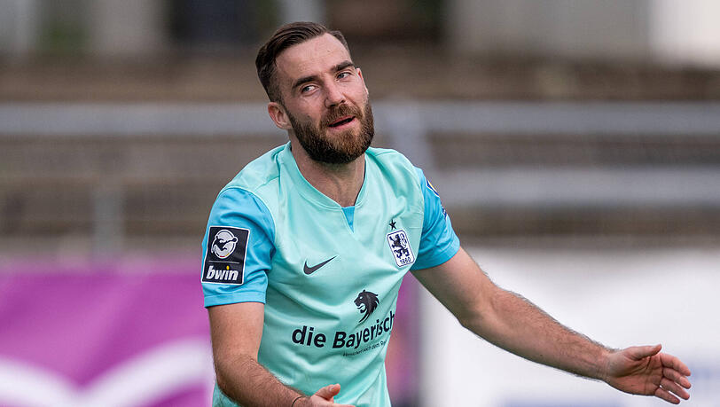 Elfmeter verursacht, Ausgleich erzielt, Gelb-Rot: Morris Schröter stand bei der 1:2-Niederlage des TSV 1860 in jeglicher Hinsicht im Mittelpunkt. Elfmeter verursacht, Ausgleich erzielt, Gelb-Rot: Morris Schröter stand bei der 1:2-Niederlage des TSV 1860 in jeglicher Hinsicht im Mittelpunkt.