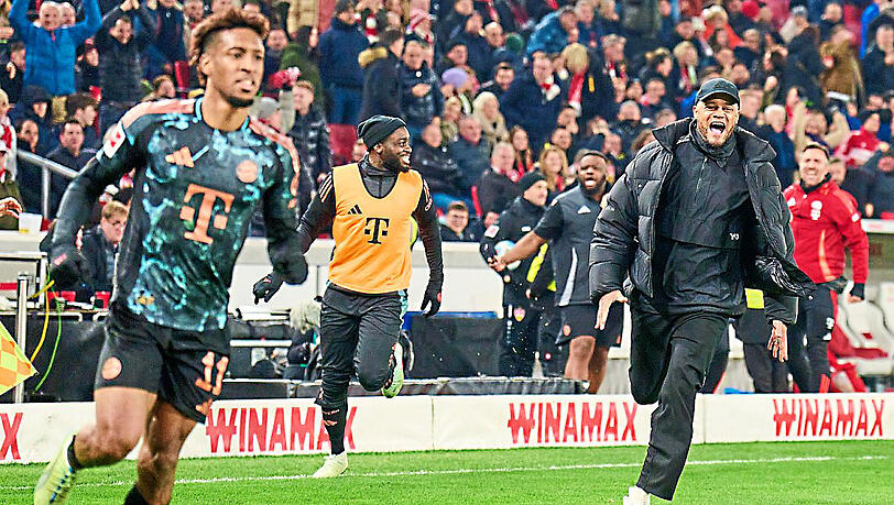 Während Coman (l.) nach seinem Tor jubelnd abdreht, sprintet Trainer Kompany (r.) hinterher.