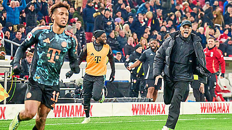 Während Coman (l.) nach seinem Tor jubelnd abdreht, sprintet Trainer Kompany (r.) hinterher.