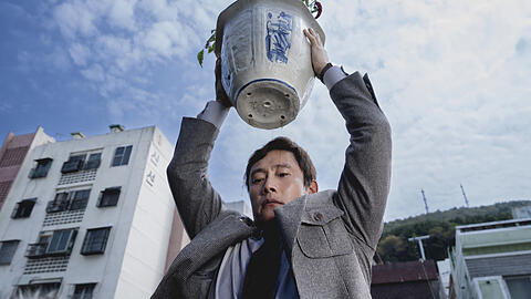 Der Schauspieler Lee Byung-hun in Park Chan-wooks Film „No Other Choice“.