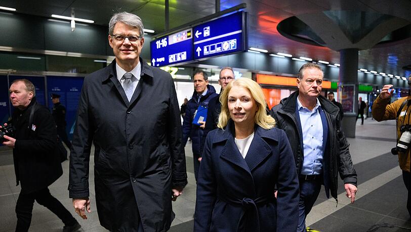 Im Herbst forderte Minister Schnieder drei Sofortprogramme bei der Bahn f&uuml;r mehr Kundenzufriedenheit. Das erste wurde nun gestartet - an der P&uuml;nktlichkeit wird sich dabei aber nichts verbessern.