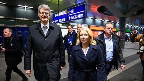 Im Herbst forderte Minister Schnieder drei Sofortprogramme bei der Bahn f&uuml;r mehr Kundenzufriedenheit. Das erste wurde nun gestartet - an der P&uuml;nktlichkeit wird sich dabei aber nichts verbessern.