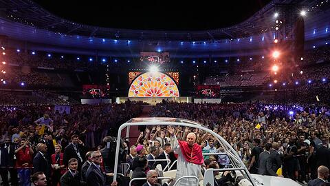 Im Stade de France hat der Papst junge Menschen zu Mitmenschlichkeit und Gerechtigkeit aufgerufen.