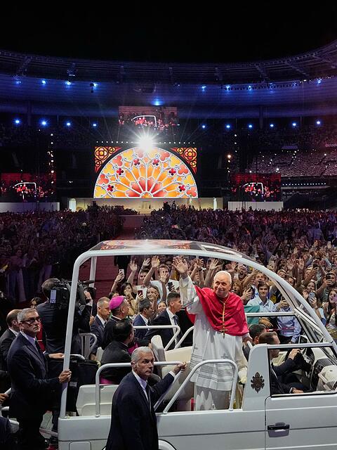Im Stade de France hat der Papst junge Menschen zu Mitmenschlichkeit und Gerechtigkeit aufgerufen.