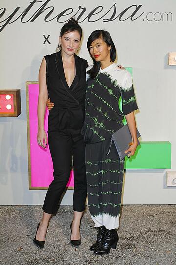 Daisy Lowe und DJ Mimi Xu (r.).