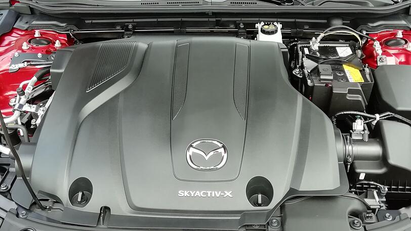 Gut verhüllt: Der Skyactive-X-Motor soll die Vorzüge von Diesel und Benziner kombinieren.