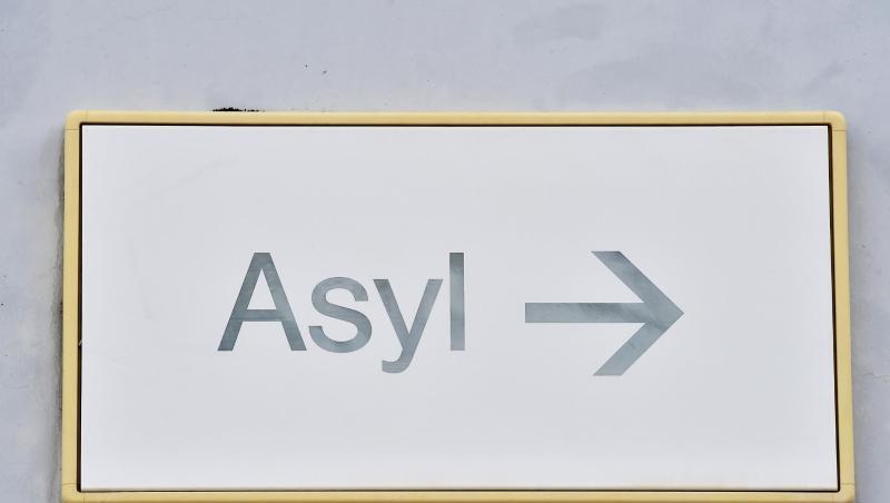 Ein Schild mit der Aufschrift "Asyl". Ein Schild mit der Aufschrift "Asyl".