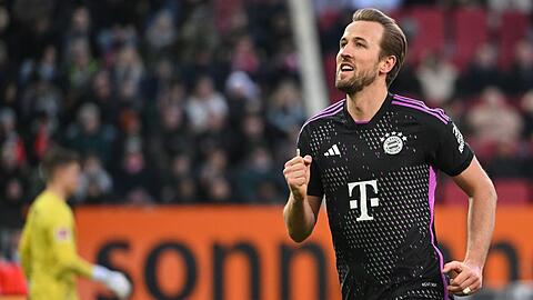 Bayerns Harry Kane jubelt nach seinem Tor zum 3:1 gegen den FC Augsburg.