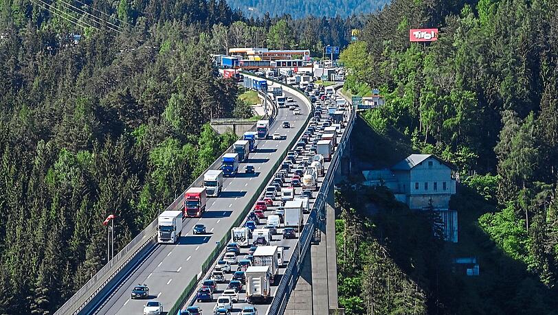 Aktuell dürfen Lkw-Fahrer nur zu bestimmten Zeiten über den Brenner fahren. Jetzt diskutieren Wirtschaftsvertreter aus Deutschland, Österreich und Italien über eine Änderung der bisherigen Regeln.