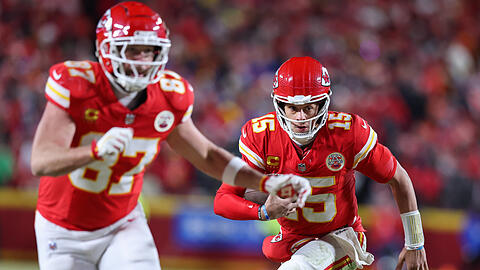Chiefs-Quarterback Patrick Mahomes (r.) stürmt hinter Travis Kelce (l.) in Richtung Endzone.