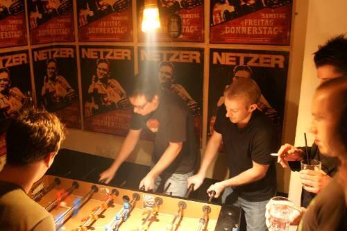 Heiße Duelle im Netzer & Overath: Am Kicker fließt die ganze Nacht der Schweiß.