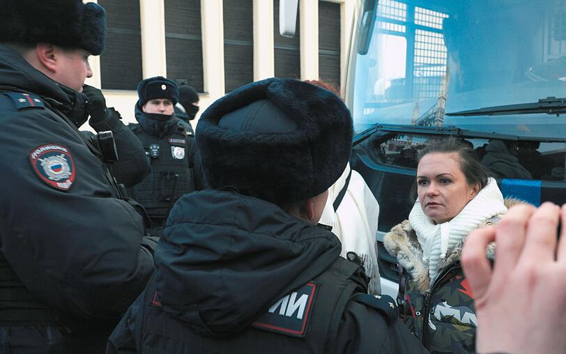 Maria ist die Frau eines russischen Frontkämpfers. Sie gehört zu den wenigen, die es wagen, öffentlich gegen Putins Kriegspolitik zu protestieren. Maria ist die Frau eines russischen Frontkämpfers. Sie gehört zu den wenigen, die es wagen, öffentlich gegen Putins Kriegspolitik zu protestieren.