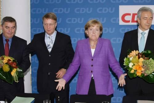Ratlos und geknickt: Peter Müller, Ronald Pofalla, Angela Merkel und Stanislaw Tillich (v.li.)