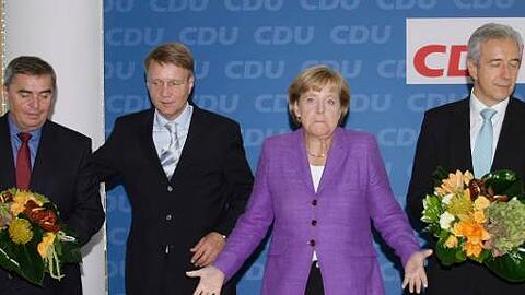 Ratlos und geknickt: Peter Müller, Ronald Pofalla, Angela Merkel und Stanislaw Tillich (v.li.)