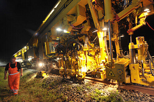 Mit schwerem Gerät besserten Bahnarbeiter die Gleise der Gräfenbergbahn aus. Die starke Hitze hatte sie in den letzten Wochen beschädigt.