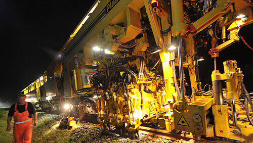 Mit schwerem Gerät besserten Bahnarbeiter die Gleise der Gräfenbergbahn aus. Die starke Hitze hatte sie in den letzten Wochen beschädigt. Mit schwerem Gerät besserten Bahnarbeiter die Gleise der Gräfenbergbahn aus. Die starke Hitze hatte sie in den letzten Wochen beschädigt.