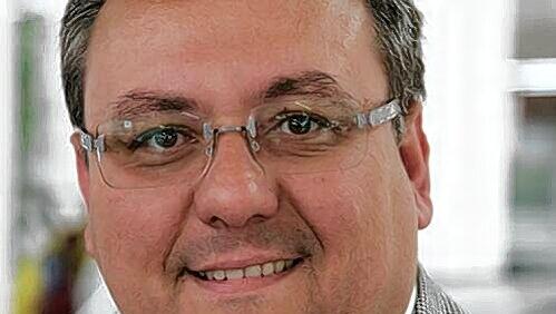 Autohaus-Chef Dirk Hoerr ist stolz auf seine Mitarbeiterin. Autohaus-Chef Dirk Hoerr ist stolz auf seine Mitarbeiterin.