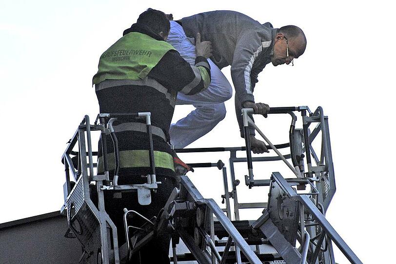 Spektakulärer Polizei-Einsatz in Neuperlach: Ein bewaffneter Mann hatte in einer Praxis Patienten und Arzthelferinnen bedroht und konnte im Laufe des Nachmittags vom SEK überwältigt werden. Das Motiv des 51-Jährigen ist noch unklar - die Bilder.