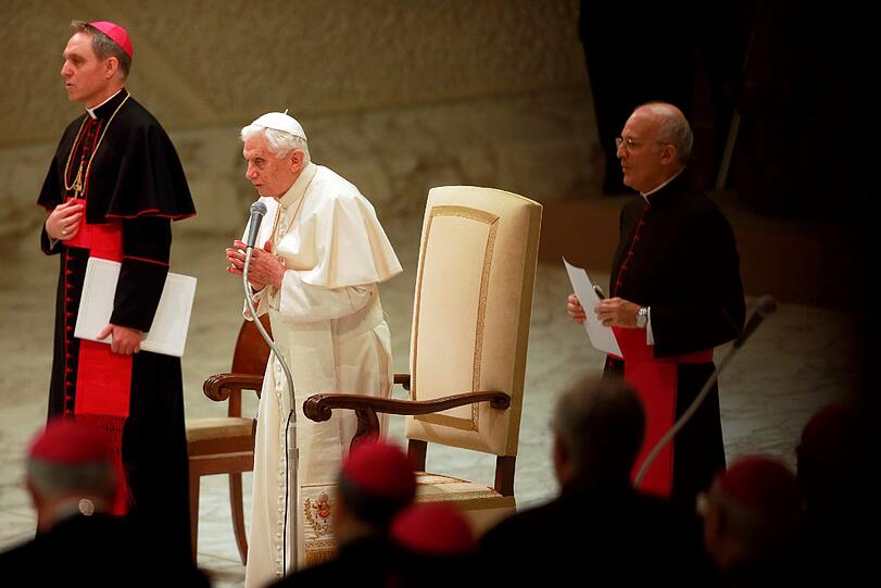 Sichtlich geschwächt zeigt sich Papst Benedikt XVI. in der Audienzhalle Paolo VI im Vatikan bei seiner voraussichtlich letzten Generalaudienz. Die Bilder.