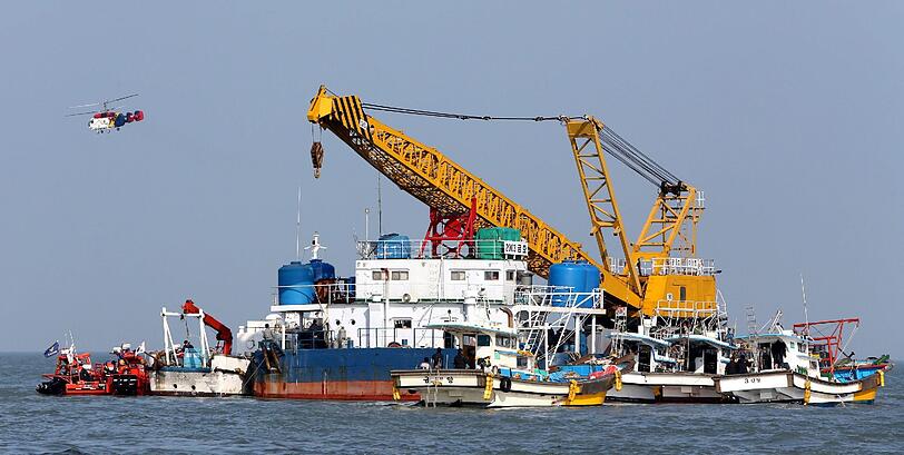 Die Rettungskräfte bergen stündlich neue Tote aus der gesunkenen "Sewol". Bilder von der Bergungsaktion.