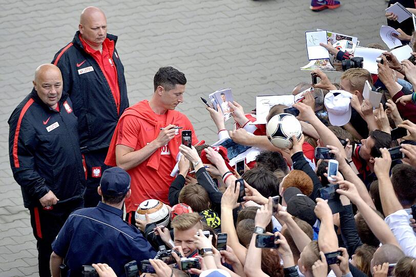 Der Torjäger ist da! Bayern-Profi Robert Lewandowski ist im EM-Trainingslager der polnischen Nationalelf angekommen. Die Bilder.