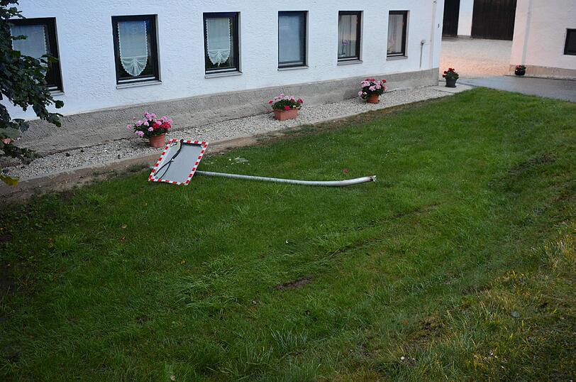 Davor rammte der besoffene Fahrer mehrere Straßenschilder un diesen Spiegel.