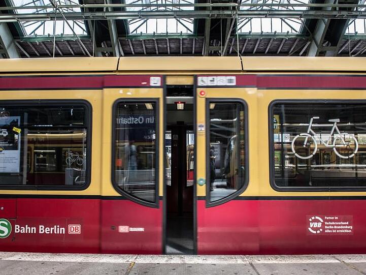 Ein Paar muss für öffentlichen Sex in einer Berliner S-Bahn 7500 Euro Strafe zahlen.