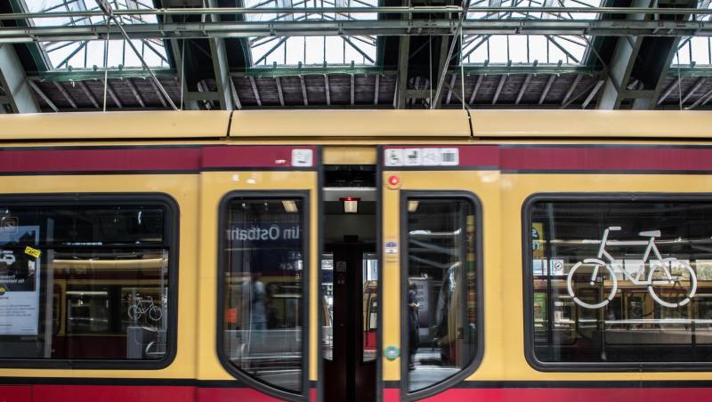 Ein Paar muss für öffentlichen Sex in einer Berliner S-Bahn 7500 Euro Strafe zahlen. Ein Paar muss für öffentlichen Sex in einer Berliner S-Bahn 7500 Euro Strafe zahlen.