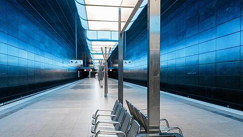 Eine menschenleere U-Bahn-Station in Hamburg.