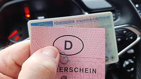 Der Führerschein auf Papier verliert zum 19. Januar 2025 seine Gültigkeit. Bis 2033 sollen alle Deutschen ihren Führerschein umgetauscht haben.
