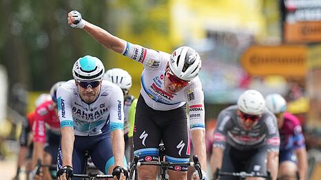 Tim Merlier feiert den Etappensieg, der deutsche Sprinter Phil Bauhaus (L.) freut sich über den dritten Rang.
